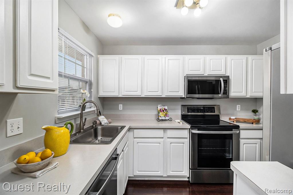 1895 FLAGSTONE Circle, Rochester, MI 48307 — Photo 12