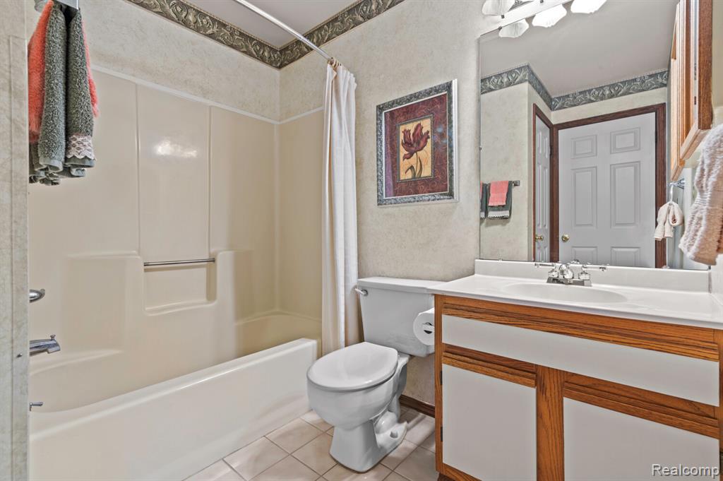 9076 Wildwood Lake Dr, Whitmore Lake, MI 48189 — Photo 12