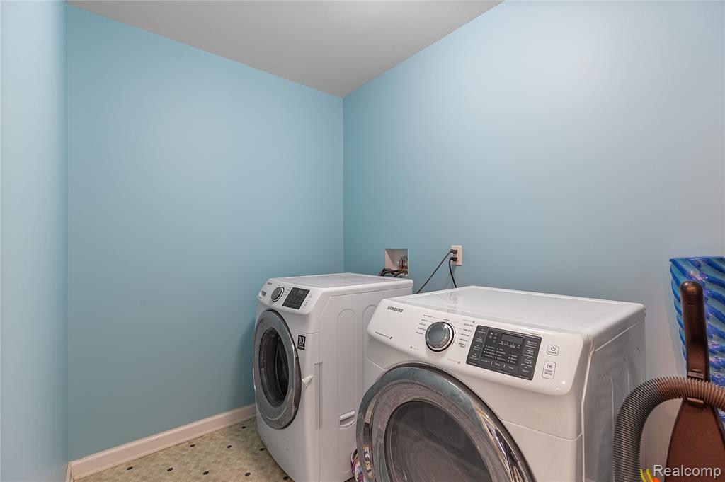 28547 Oakmonte Circle E, New Hudson, MI 48165 — Photo 36