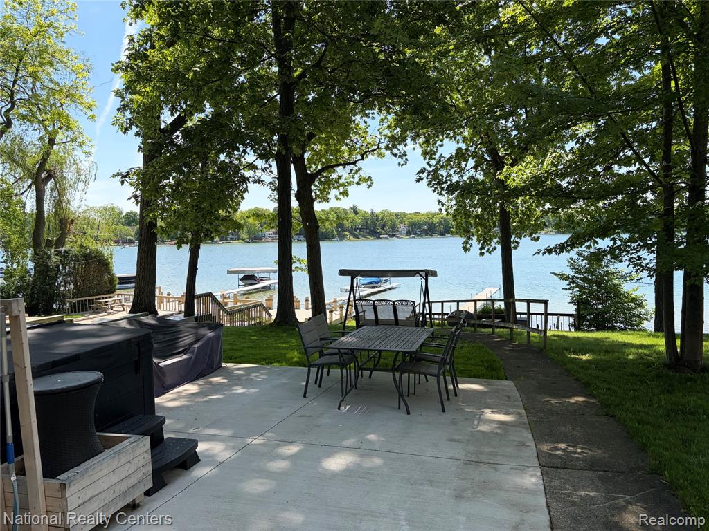 3889 Lakewood Drive, Waterford, MI 48329 — Photo 10
