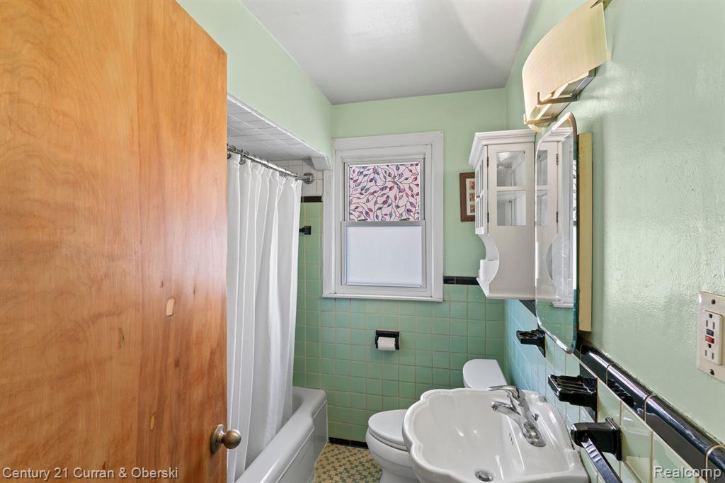 8242 RIVERDALE Street, Dearborn Heights, MI 48127 — Photo 13