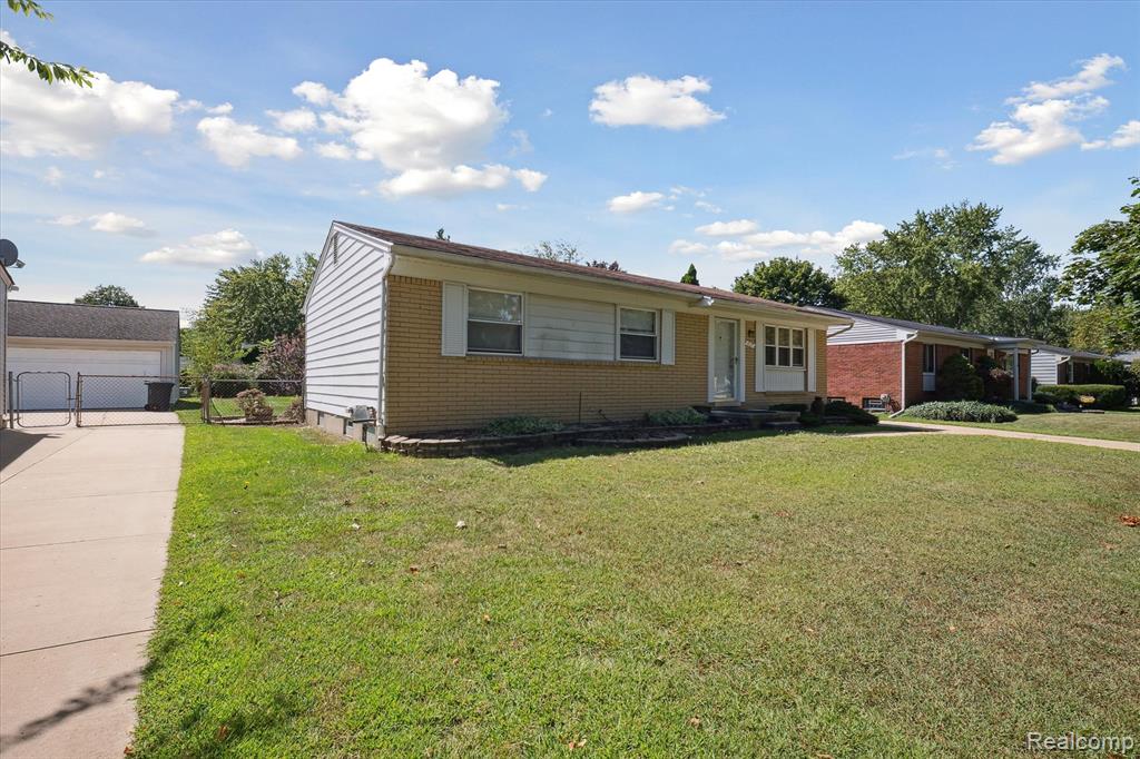 429 Cambridge Avenue, South Lyon, MI 48178 — Photo 2