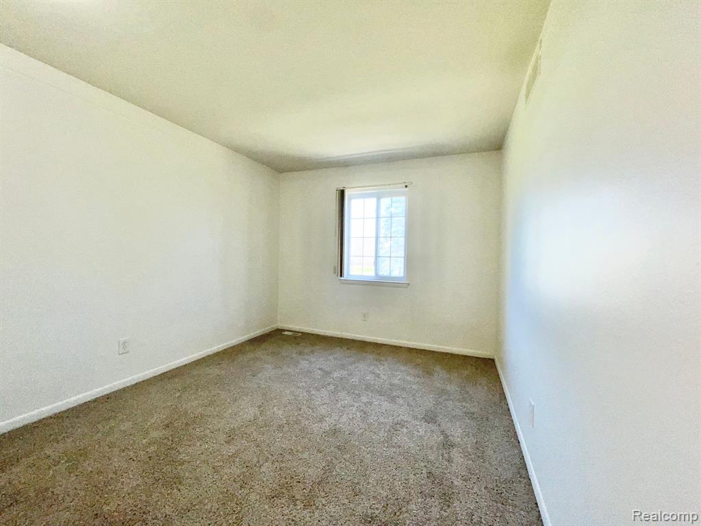 563 FOX HILLS Drive N, Bloomfield Hills, MI 48304 — Photo 17