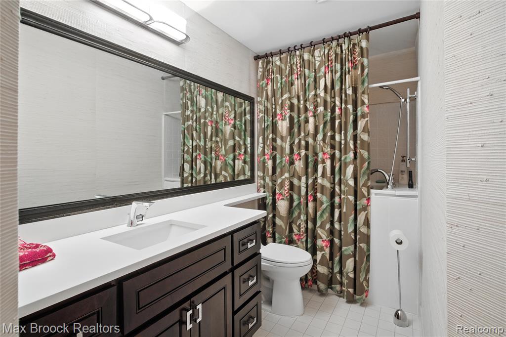 4185 Foxpointe Drive, West Bloomfield, MI 48323 — Photo 18