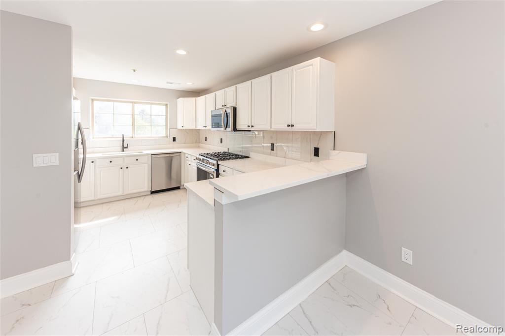 29242 W Glen Oaks, Farmington Hills, MI 48334 — Photo 12