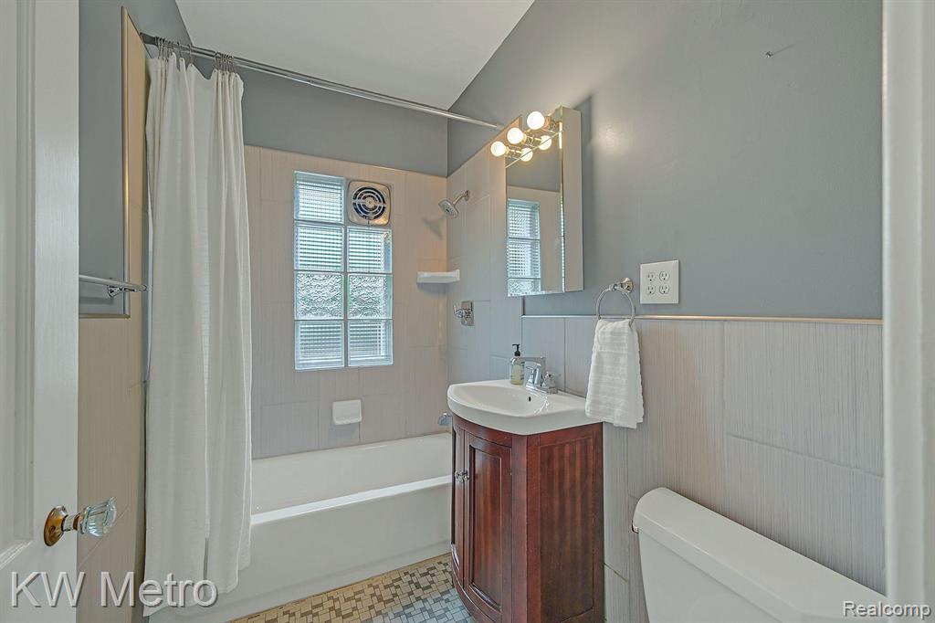 806 LOCKWOOD Road, Royal Oak, MI 48067 — Photo 12