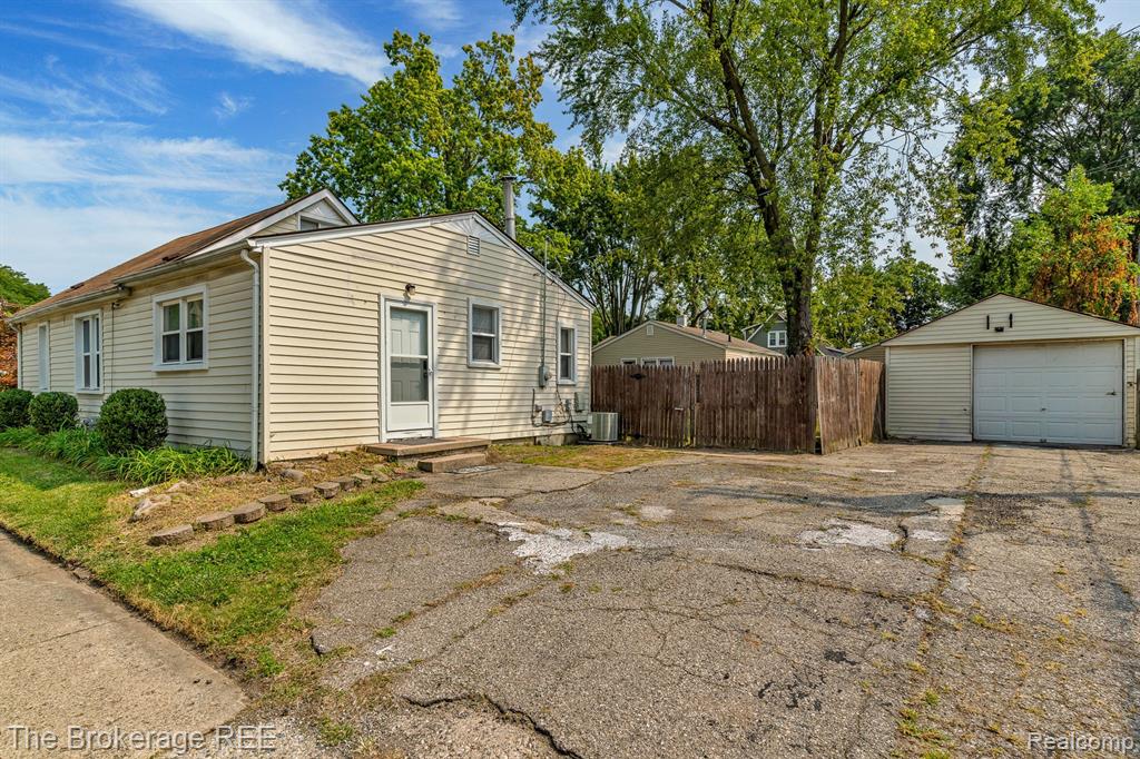 467 W MAXLOW Avenue, Hazel Park, MI 48030 — Photo 25