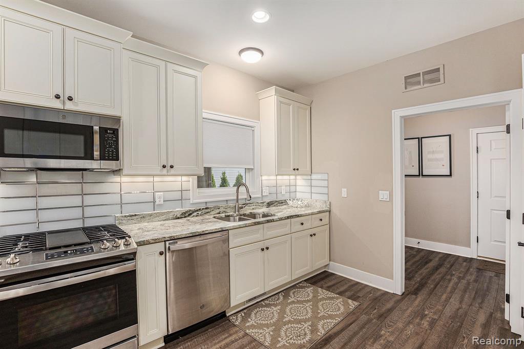 54313 CAMDEN Circle, New Baltimore, MI — Photo 13