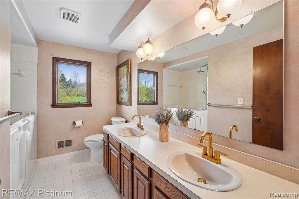 555 Crawford Farm Lane, Milford, MI 48380 — Photo 28
