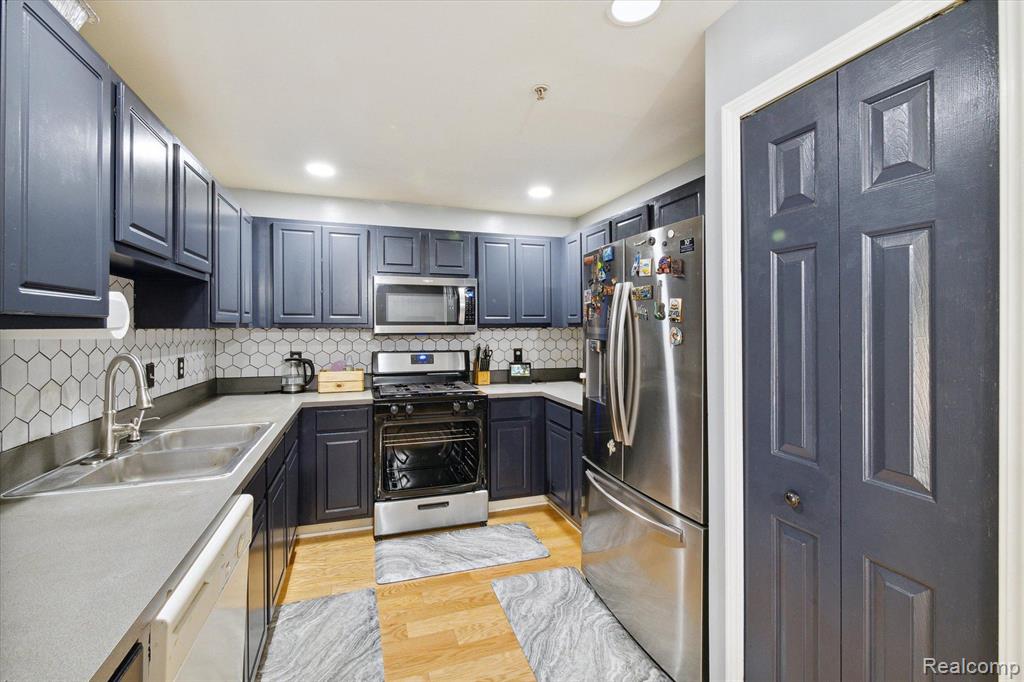 29265 GLEN OAKS Boulevard E, Farmington Hills, MI 48334 — Photo 6