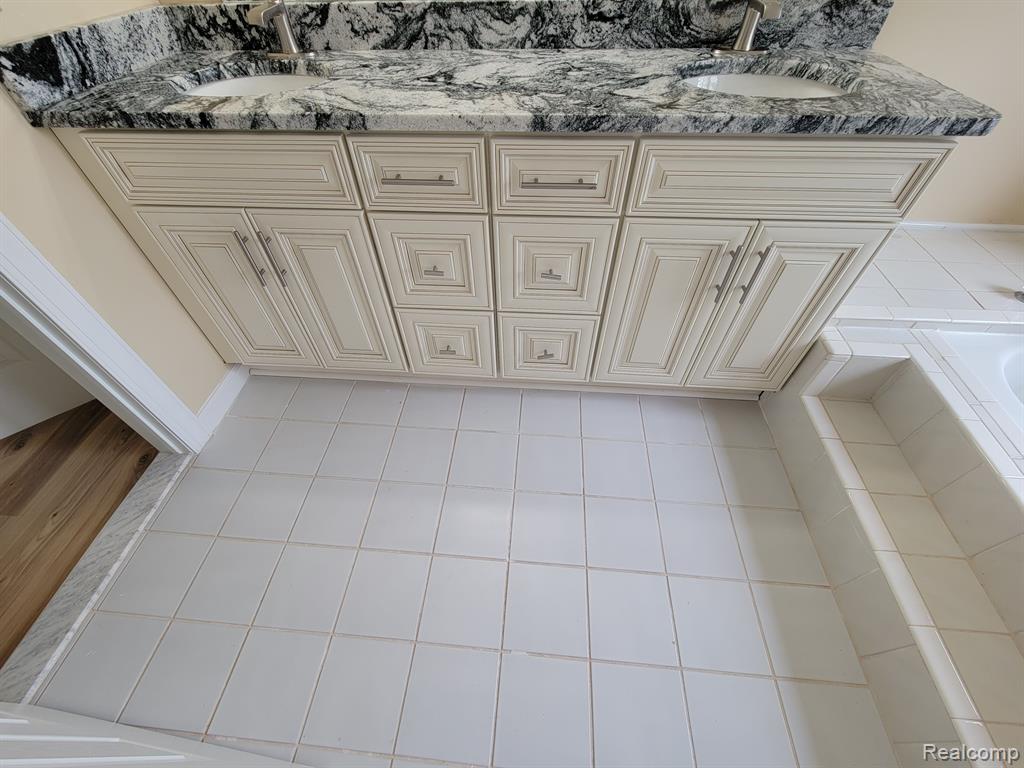 4640 SINGH Drive, Sterling Heights, MI 48310 — Photo 23