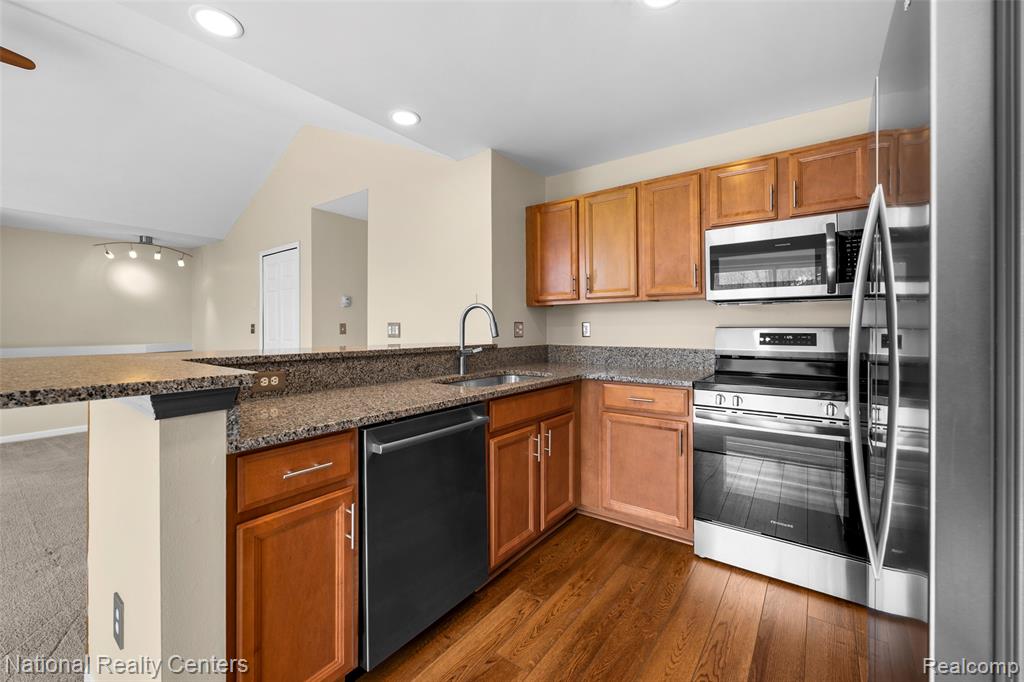 7201 Farmingdale Lane, Walled Lake, MI 48390 — Photo 14