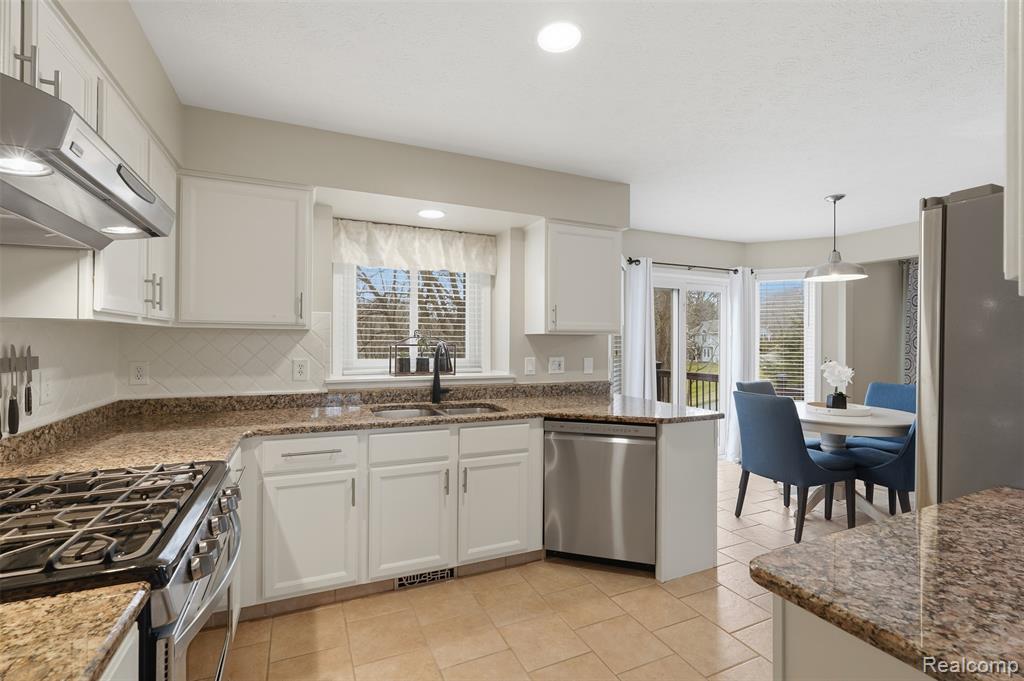 7288 Foxgate Drive, Brighton, MI 48116 — Photo 12
