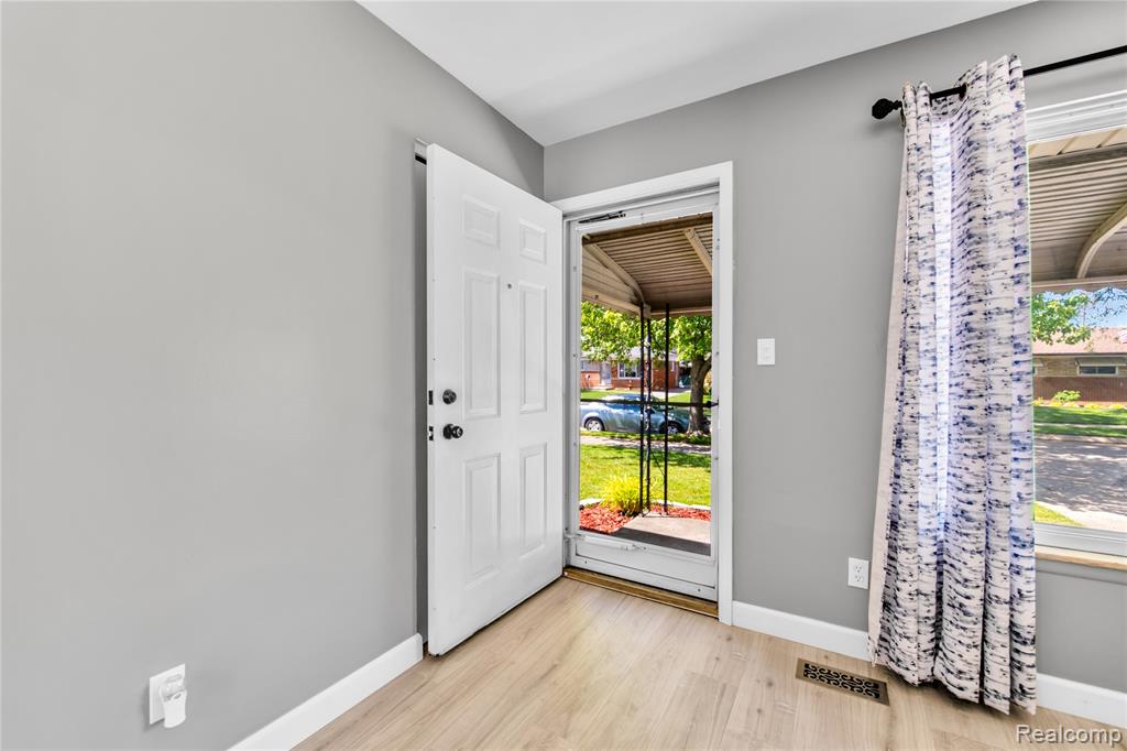 7278 Superior, Center Line, MI 48015 — Photo 5