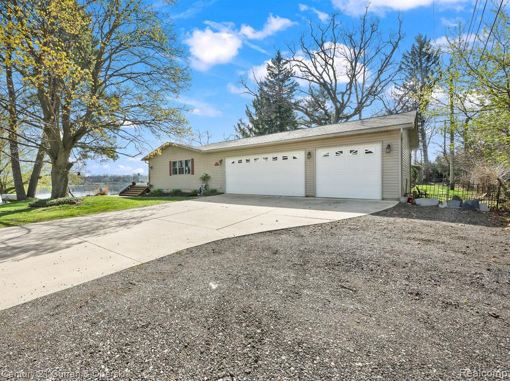 417 CHICAGO Drive, Howell, MI 48843 — front exterior