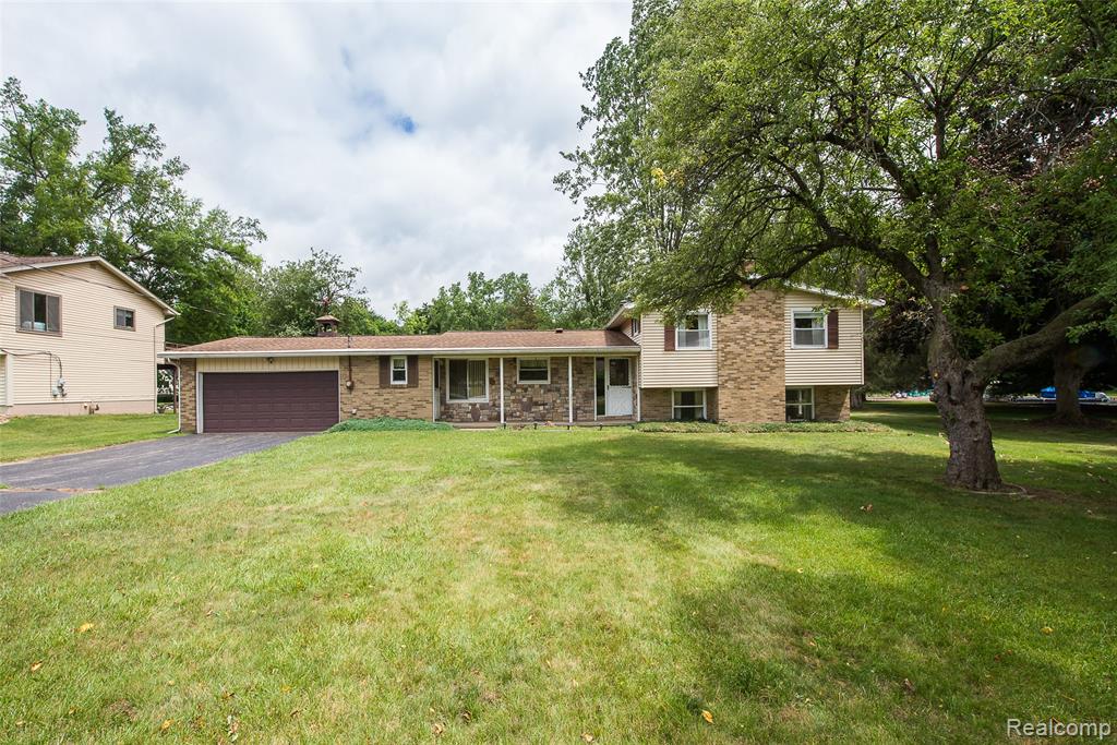 1165 Camelot Drive, Pinckney, MI 48169