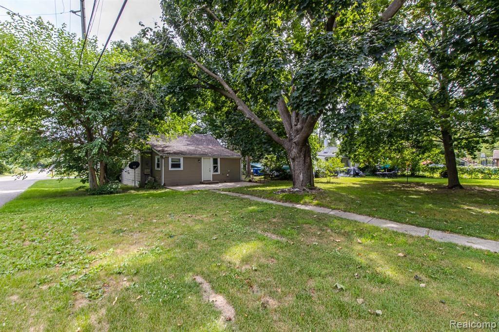 6400 Elmwood Drive, Waterford, MI 48329 — Photo 26
