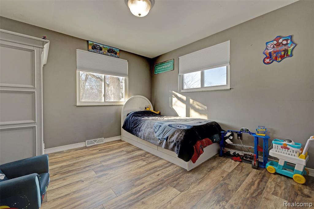 4380 Baza, Leonard, MI 48367 — Photo 20