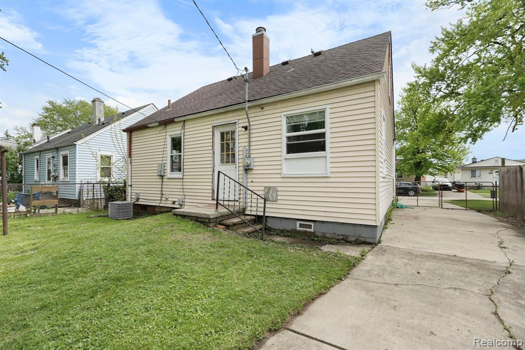 933 E ROWLAND Avenue, Madison Heights, MI 48071 — Photo 23