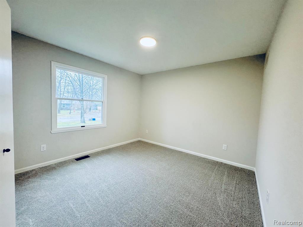 562 HALF ACRE Drive, Milford, MI 48380 — Photo 16