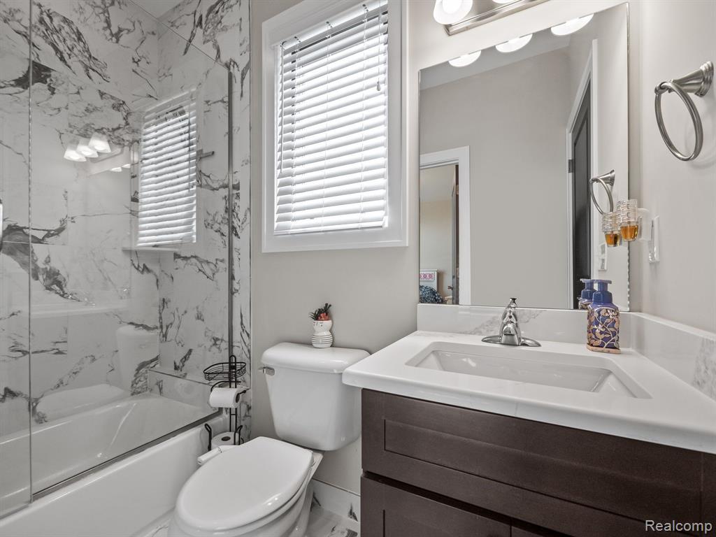 6470 CREEKSIDE Drive, Shelby Twp, MI 48316 — Photo 25