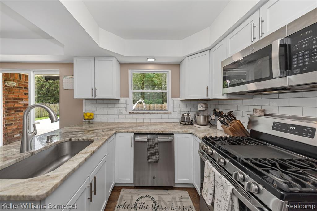 5795 LIMESTONE Drive, Troy, MI 48085 — Photo 19