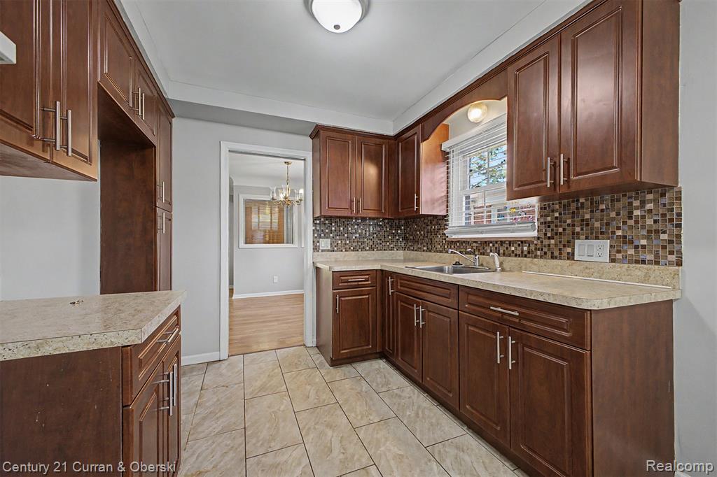 8212 GLENGARY Street, Dearborn Heights, MI 48127 — Photo 16