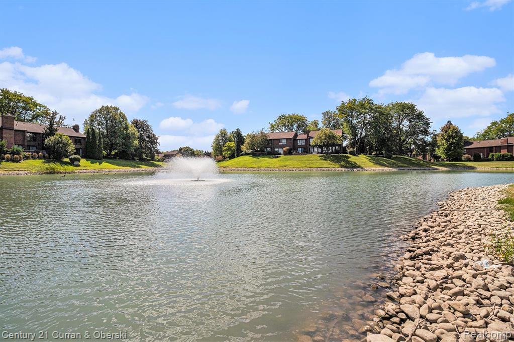 3064 Lindenwood Drive, Dearborn, MI 48120 — Photo 3