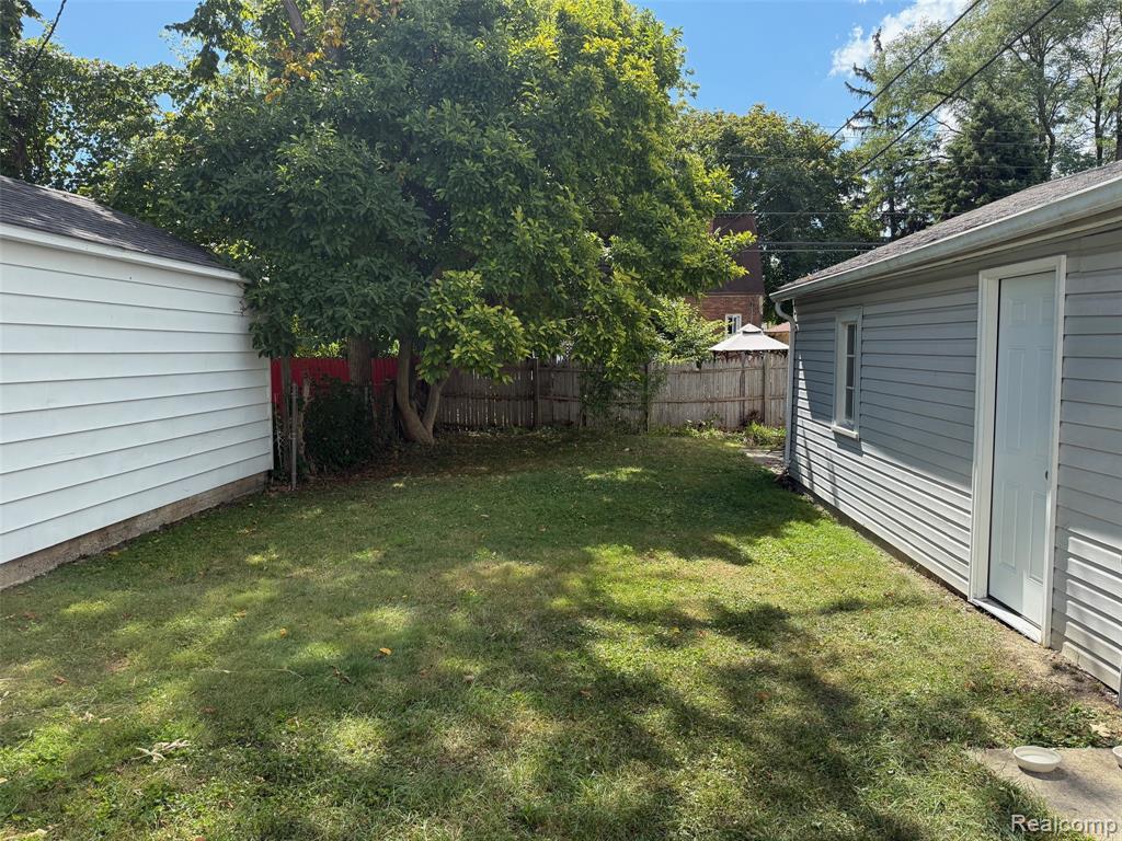 8060 Standard, Center Line, MI 48015 — Photo 3