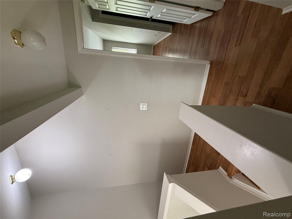 7059 Colonial Oaks Drive, Waterford, MI 48327 — Photo 38