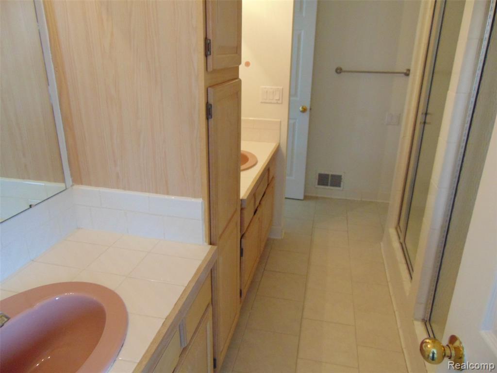 40601 LADENE Lane, Novi, MI — Photo 13