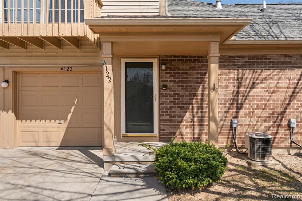 4122 Stonebridge, Holly, MI 48442 — front exterior