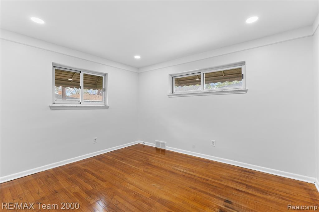 8551 Rockland Street, Dearborn Heights, MI 48127 — Photo 22