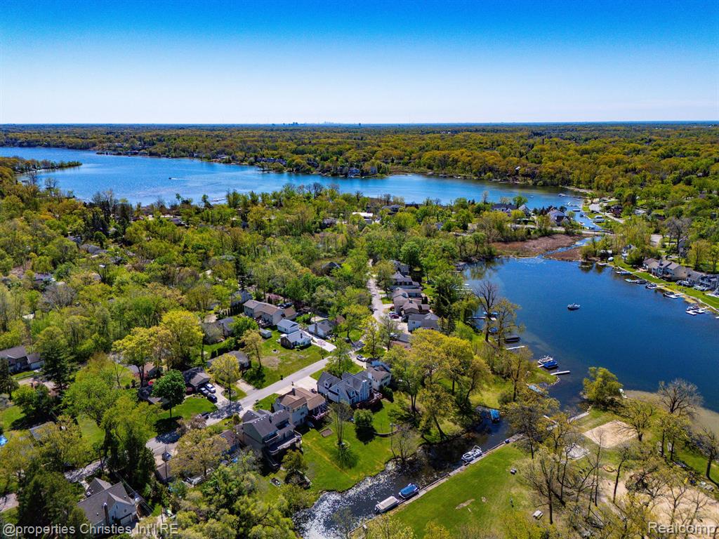 6785 GRASSLAND Avenue, West Bloomfield, MI 48324 — Photo 45