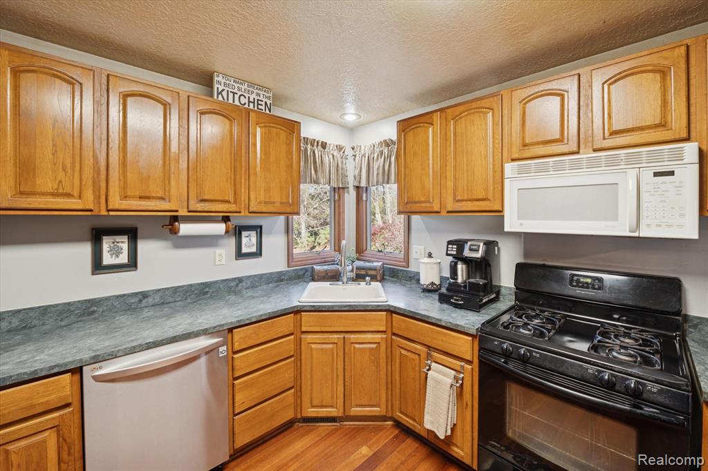 4842 Preston Road, Howell, MI 48855 — Photo 17