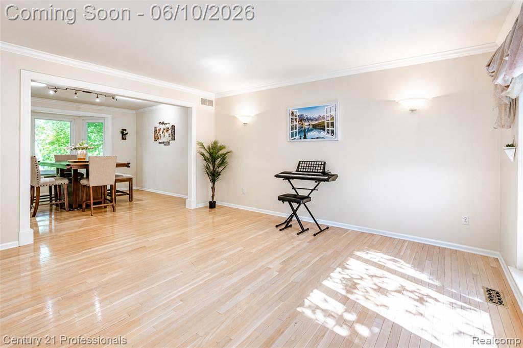 425 Cherry Grove Lane, Walled Lake, MI 48390 — Photo 12