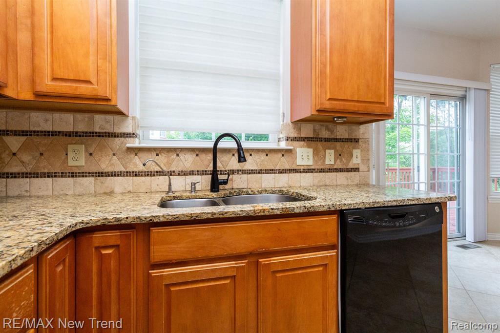 29319 DOUGLAS Drive, Novi, MI 48377 — Photo 12