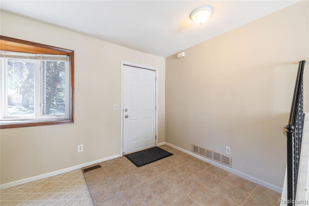 569 Hendrickson Boulevard, Clawson, MI — Photo 4