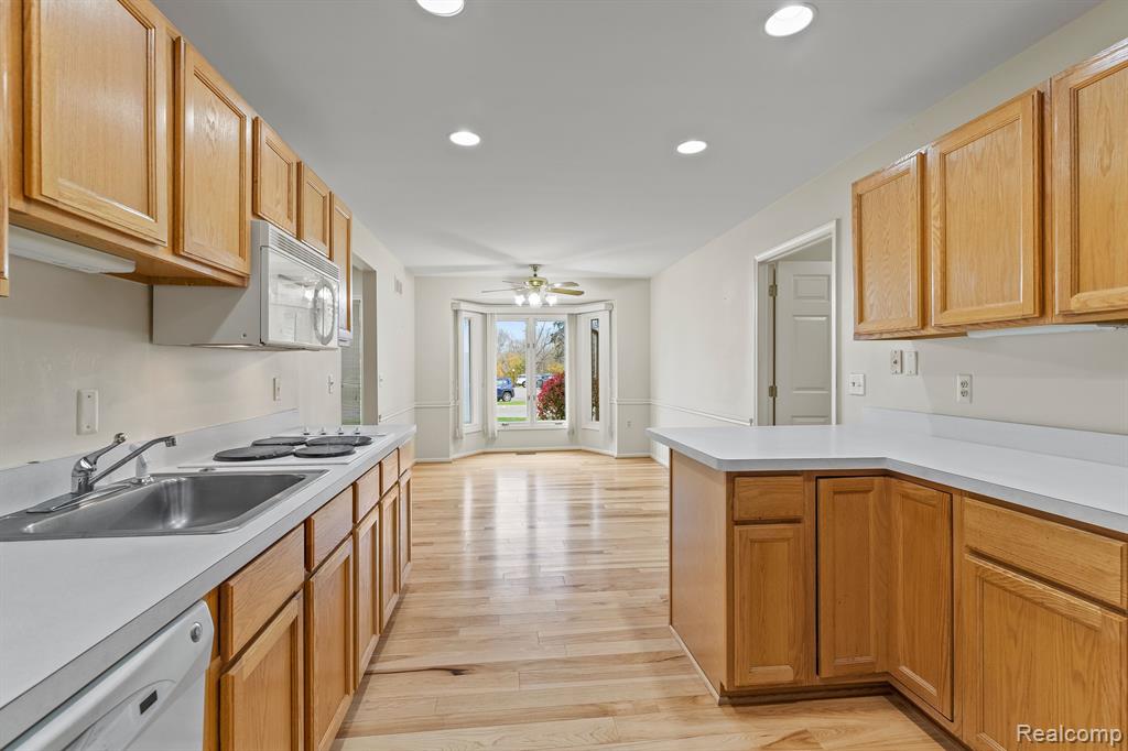 21429 ARCHWOOD Circle, 21, Farmington Hills, MI 48336 — Photo 9