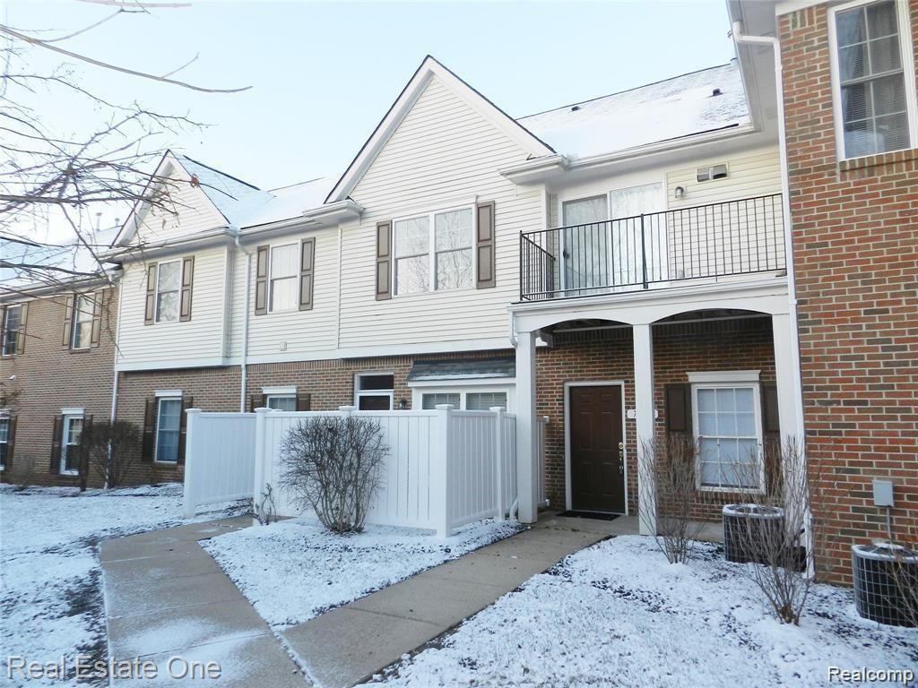 700 AMBERLY DR UNIT B, Waterford, MI 48328 — front exterior
