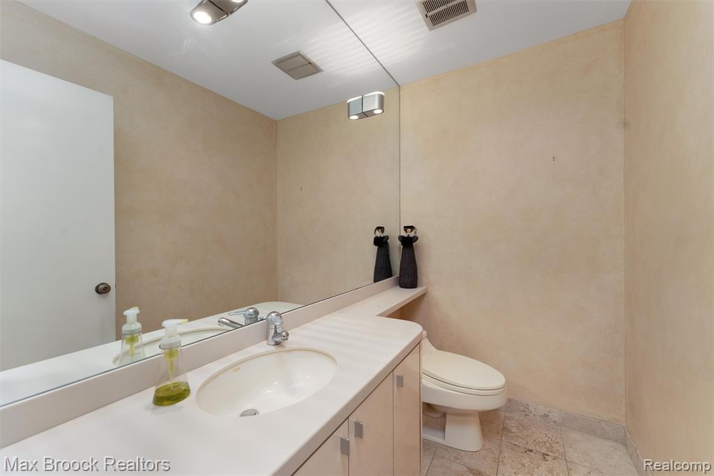 5946 Cherry Crest Drive, West Bloomfield, MI — Photo 18