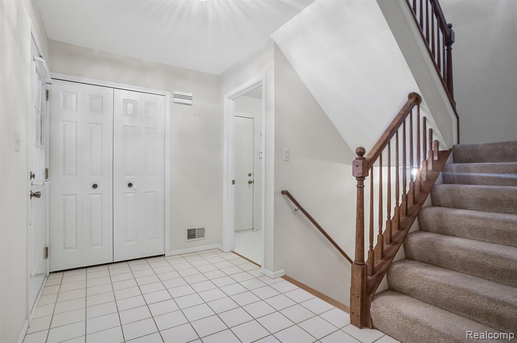 1000 PINEWOOD, Brighton, MI 48116 — Photo 8