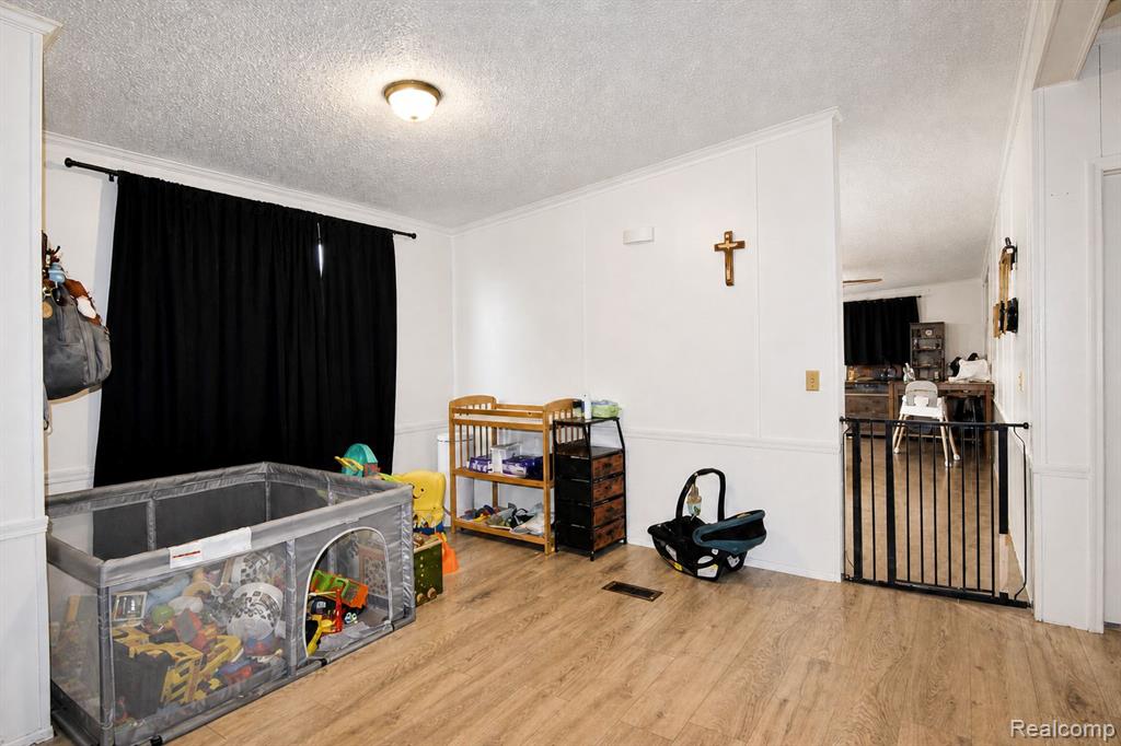 29193 Hazelwood, Flat Rock, MI 48134 — Photo 3