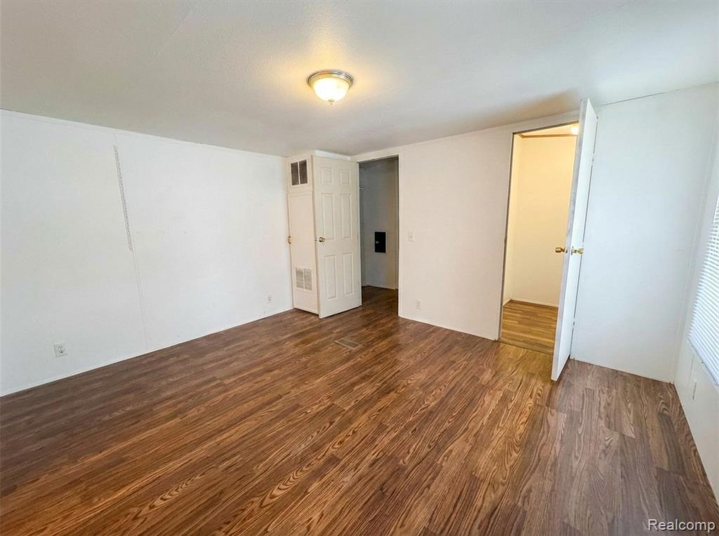 6065 Vernon, Belleville, MI 48111 — Photo 11
