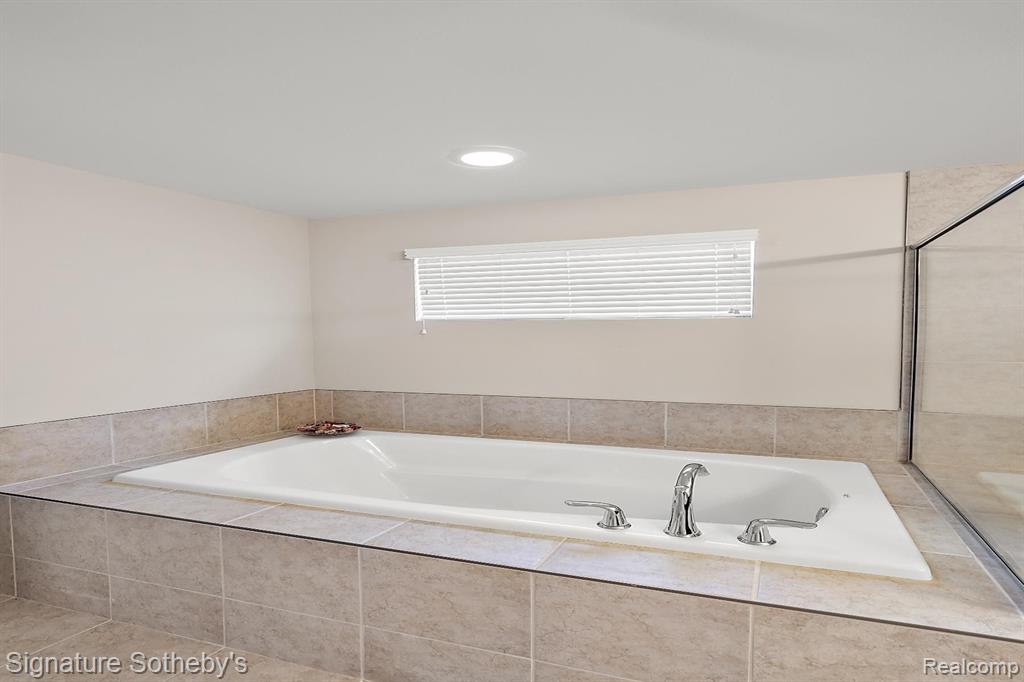 50472 SCARBOROUGH Road, Canton, MI 48188 — Photo 28