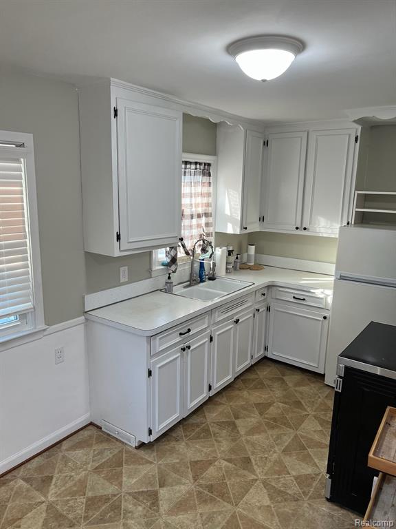 52 CAMLEY Drive, Waterford, MI 48328 — Photo 2