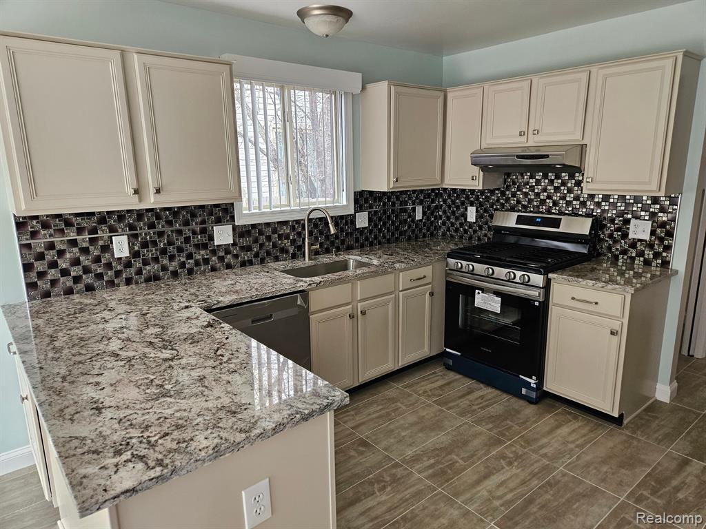 52913 CROSS CREEK Drive, Chesterfield, MI 48047 — Photo 2