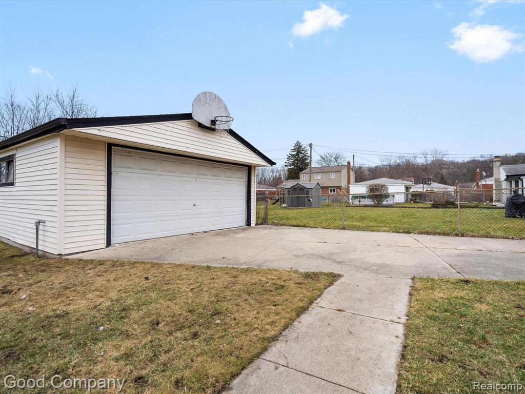 833 TANGLEWOOD Drive, Madison Heights, MI 48071 — Photo 23