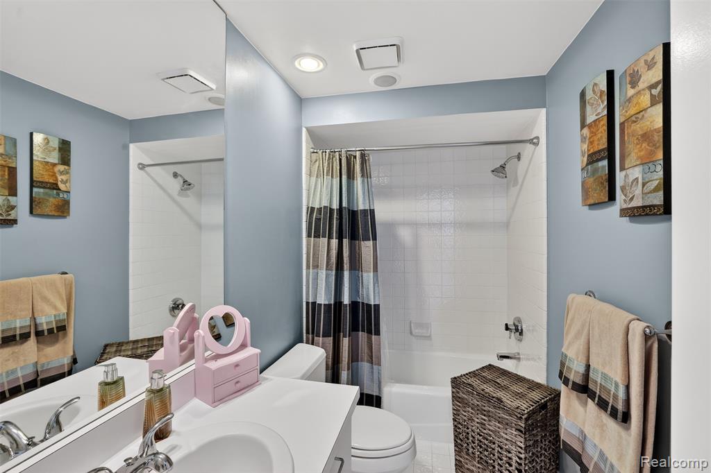 7328 Simsbury Drive, West Bloomfield, MI — Photo 33