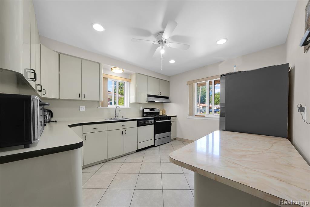 13341 Albany Street, Oak Park, MI 48237 — Photo 14